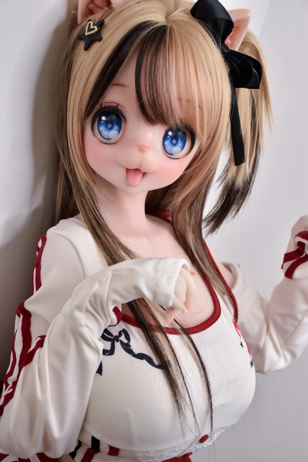 舌を出した目の大きな獣人ラブドール。明るい表情をしている。