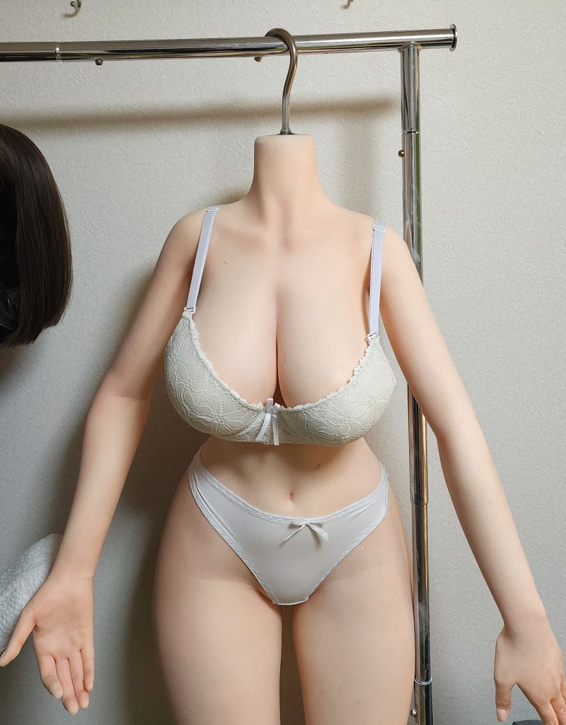 ラブドール吊るして保管している