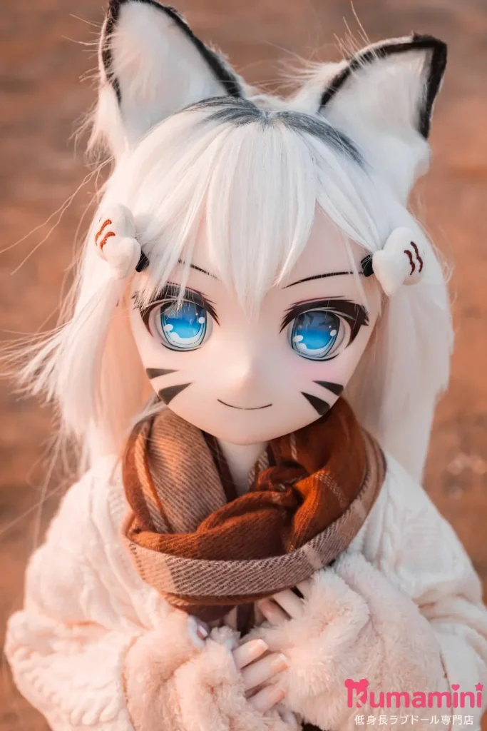 XYGO 141cm Cカップ R01白虎ヘッド 白髪ロング×猫耳アニメフェイス ラブドール ブルーアイ&秋冬コーデ仕様のアニメ美少女ドール 宣伝写真はシリコンヘッド＋TPEボディ
